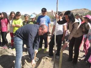 El delegado de Medio Ambiente participa en una jornada con alumnos de Cantoria para recuperar la Antigua Alameda