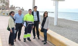 Adra prepara sus playas para el verano