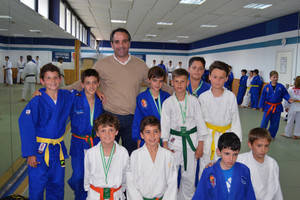 Juanjo Segura visita a los campeones de la EDM de Judo durante su entrenamiento