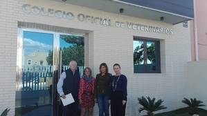 El Colegio Veterinarios recibe a la edil de Medio Ambiente, Salud y Consumo, Parques y Jardines, y Mercados del Ayuntamiento de Roquetas de Mar