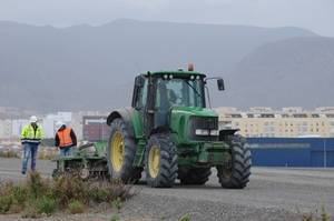 Avanza los trabajos de desbroce y limpieza en la variante de Roquetas de Mar, en el Poniente almeriense