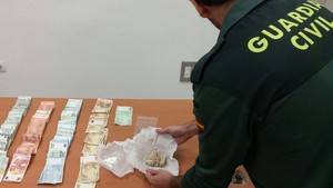 Operativo de Policía Local de Cuevas y Guardia Civil para detener a tres pequeños traficantes de droga