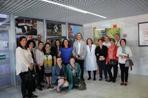 El Hospital El Toyo acoge la exposición ‘Construyendo Familias’ sobre el acogimiento de menores