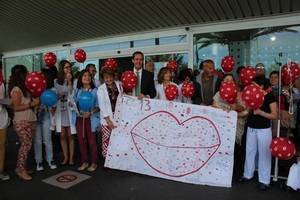 El Hospital Torrecárdenas celebra el Día del Niño Hospitalizado con un acto simbólico de ‘lanzamiento de besos’