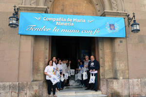 Alumnos de la Compañía de María reparten en la Cadena Humana 10.000 kilos de alimentos