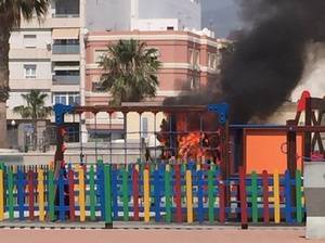 Arde en pleno día un camión de basura en Adra