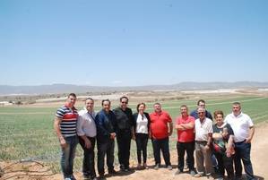 La alcaldesa de Níjar visita la empresa “Naturcharc” y su plantación de más de 5 millones de cebollas al aire libre