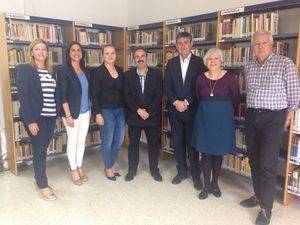 Alfredo Valdivia visita la biblioteca municipal de Adra