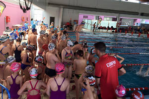 Más de 200 niños disfrutan de la natación en la piscina municipal cubierta de Berja