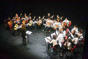 La Orquesta de Guitarras de la Escuela Municipal de Roquetas ofrece un concierto en la iglesia de Fondón