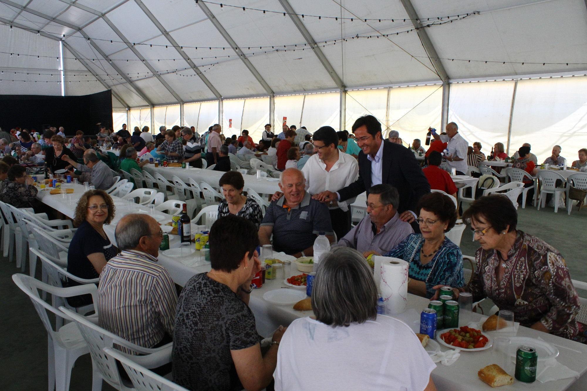 Más de 500 mayores se han dado cita en la carpa de Santa María del Águila para disfrutar de la gastronomía más popular