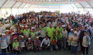 Cerca de 4.000 personas disfrutan del inicio de las fiestas patronales de Santa María del Águila participando en la degustación de 'Huevos fritos con chorizo'