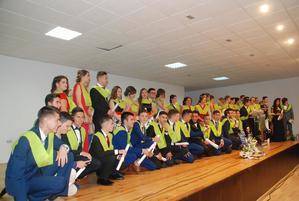 Los alumnos del Instituto de Campohermoso se despiden del centro con la tradicional puesta de bandas