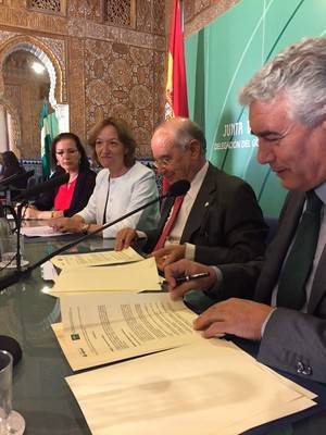 Agricultura y Cajamar acuerdan desarrollar proyectos conjuntos de investigación en horticultura intensiva