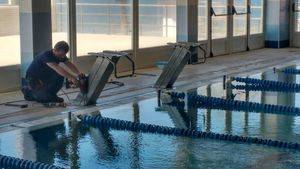 La Piscina Municipal de Adra instala dos poyetes de salto para mejorar la técnica de natación