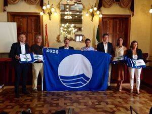 El delegado de Turismo entrega las banderas azules a los municipios que se les ha concedido este año