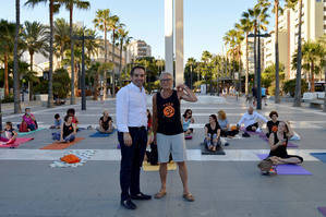 Almería celebra el Día Internacional del Yoga en la Plaza de las Velas