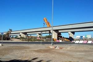 Finalizan los trabajos para la colocación de las vigas en el viaducto del enlace de Las Losas, en Roquetas de Mar