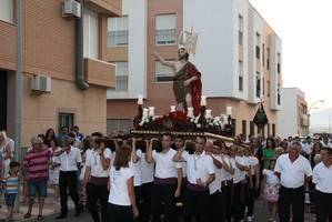 Las 200 viviendas despiden sus fiestas con la procesión en honor a San Juan Bautista