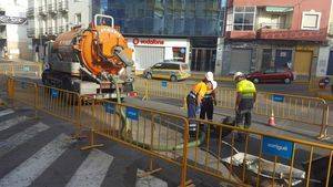 Obras de de mantenimiento y reparación en la red de saneamiento en la calle Natalio Rivas de Adra