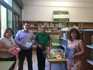 El IEA dona libros a la biblioteca del CEIP La Atalaya la Villa de Níjar