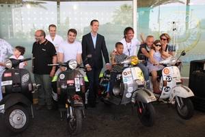 El área de Oncología Pediátrica del Hospital Torrecárdenas recibe la visita de la iniciativa Vespa Tour Solidario