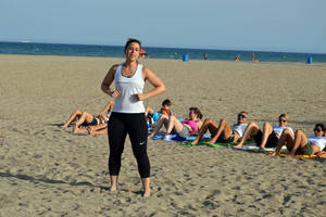 Gimnasia hipopresiva para la espalda y respiración, en la playa de Roquetas de Mar