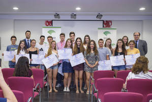 Unicaja entrega sus becas a los jóvenes almerienses seleccionados