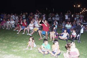 La música tradicional volvió a sonar en el Anfiteatro de Roquetas con el grupo motrileño Melaza