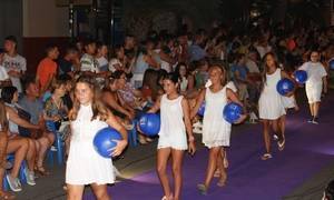 Desfile de moda para cerrar el Mercado Marinero del comercio abderitano