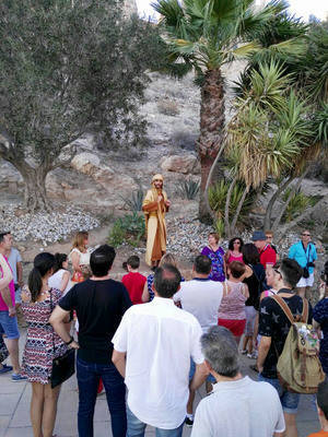 Abderramán III lleva a más de 60 turistas a la Alcazaba en una visita guiada animada