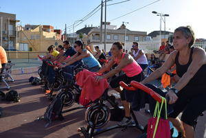 Gádor pedalea en bicicleta al ritmo de la música en el Maratón de Spinning