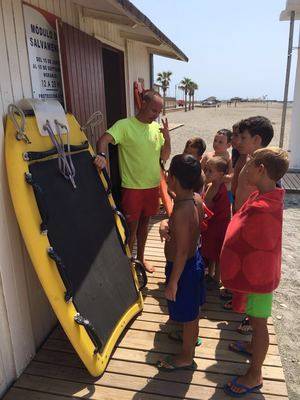 Protección Civil de Adra enseña nociones de prevención en playas a los más pequeños