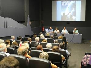 Paco Luna presentó su libro 'Los Parámetros del Universo' en el Centro de Interpretación de la Pesca de Adra