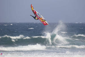 Víctor Fernández vuelve a ganar en Tenerife y se afianza como líder del mundial de windsurf extremo