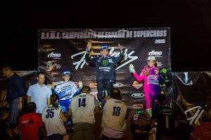 Cuevas vive intensamente el Campeonato de Supercross