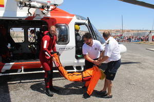 Salvamento Marítimo y Protección Civil enseñan en El Ejido a cientos de personas los medios para el rescate de personas en el mar