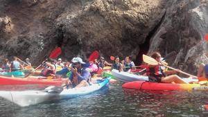 Jóvenes disfrutan de una ruta en kayak en Cabo de Gata organizada por el Ayuntamiento de Adra