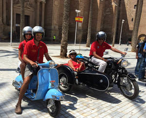 La belleza clásica de las motos antiguas se pasea por #FeriadeAlmería