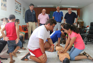 Protección Civil de Adra y Cruz Roja enseñan a niños abderitanos técnicas de primeros auxilios