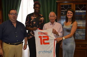 El presidente de la Diputación recibe a la campeona en el Europeo sub 16 Lola Pendande