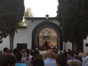 Una muchedumbre acompaña a la Virgen de Gádor al cementerio de Berja