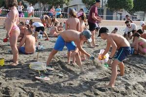 Feria de Adra 2016 comienza con el concurso de castillos de arena y la fiesta de la espuma