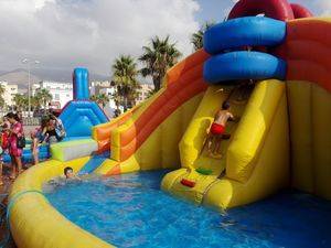 Agua y diversión para niños en la feria de Adra