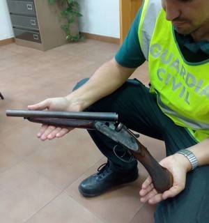 La Guardia Civil detiene a 2 personas por un delito de tráfico de drogas, tenencia ilícita de armas y robo con fuerzas en las cosas