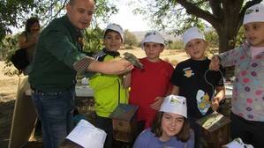 Escolares de Bayarque y Bacares celebran con la Junta el Día Mundial de las Aves en Sierra de Filabres