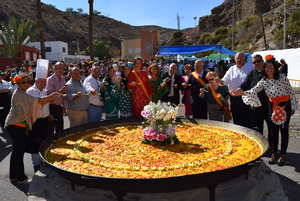 Multitudinaria paella popular con música y baile en la feria de Gádor