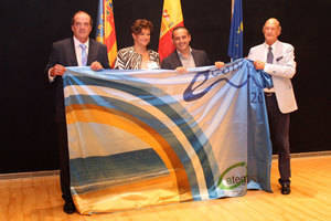 Vera recibe el galardón de la Bandera Ecoplaya 2016