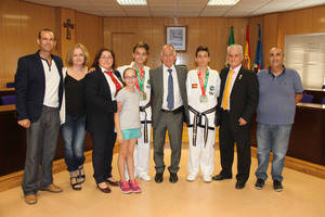 El alcalde recibe a los taekwondistas roqueteros campeones del mundo