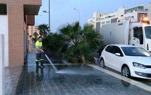 Ayuntamiento de Adra refuerza el servicio de baldeo